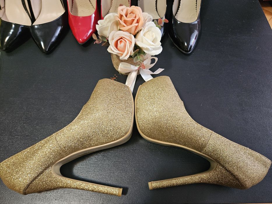 Pantofi aurii cu toc si platforma ascunsa marime 39
