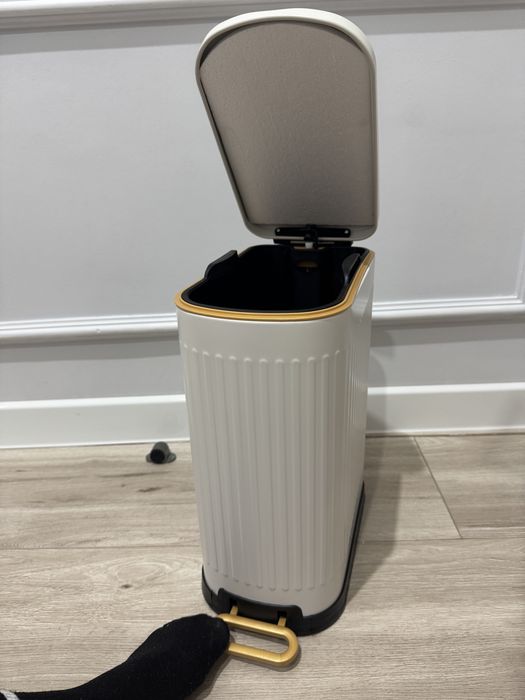 Мусорное ведро с крышкой в туалет или на куюню новая,не подошел размер