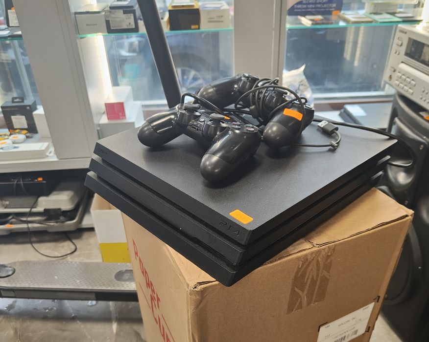 Playstation 4 Pro 1TB с 2 контролера!!!