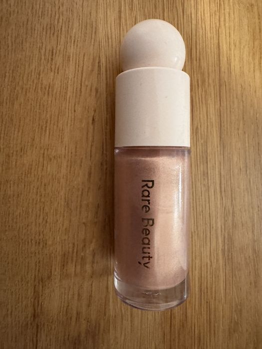 Rare Beauty luminizer - цвят Mesmerize
