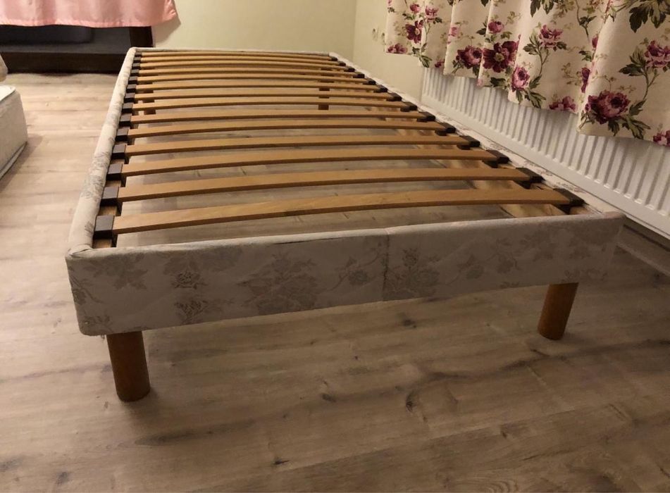 Pat cu saltea pentru o persoana