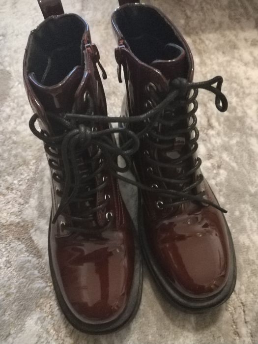 Боти с връзки и цип