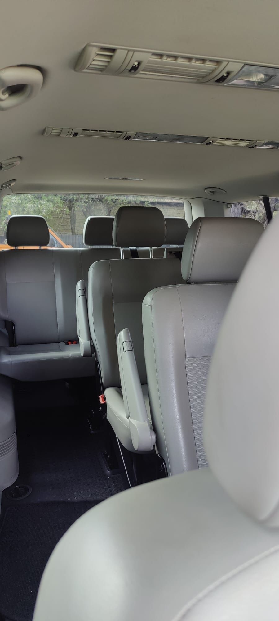 VW T5 Caravelle model Lung 9 locuri