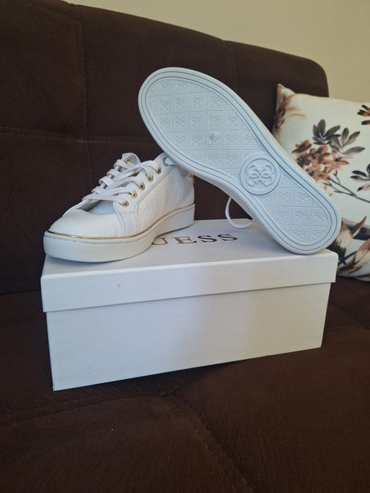 Vând adidasi dama (Guess)