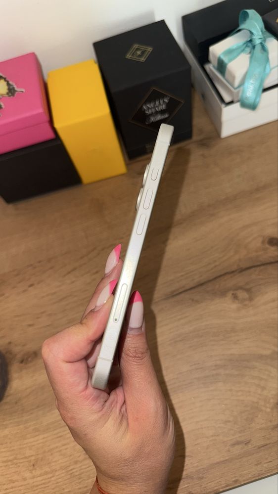 Iphone 16 128 GB white / бял