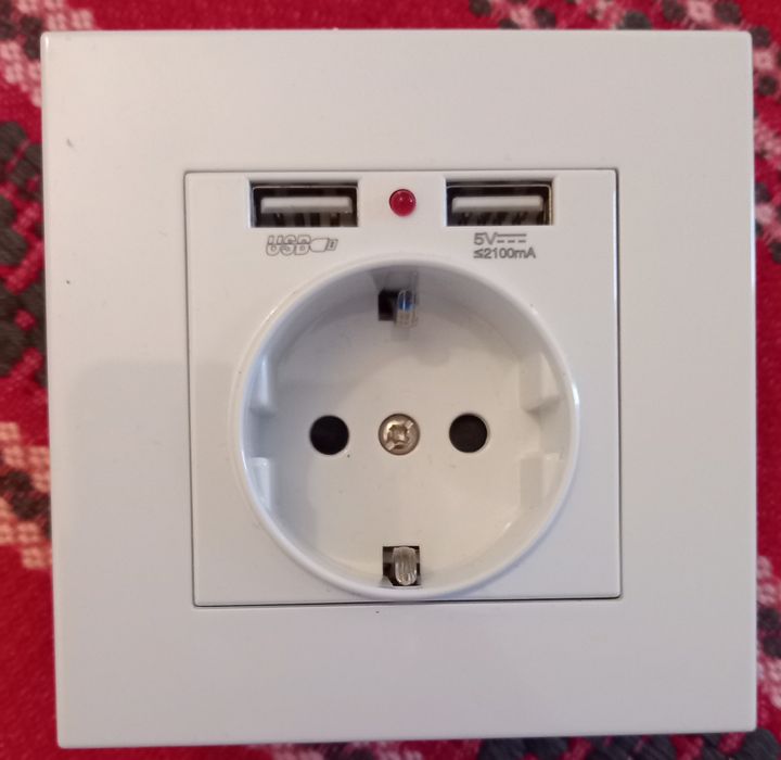 Priza cu USB si port C