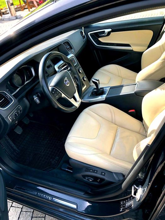 VOLVO V60 - (OFERTA sub pret real) , 181 PS, model Summum