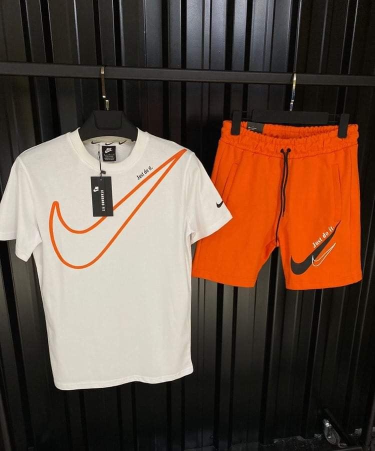 Мъжки къси екипи Nike.