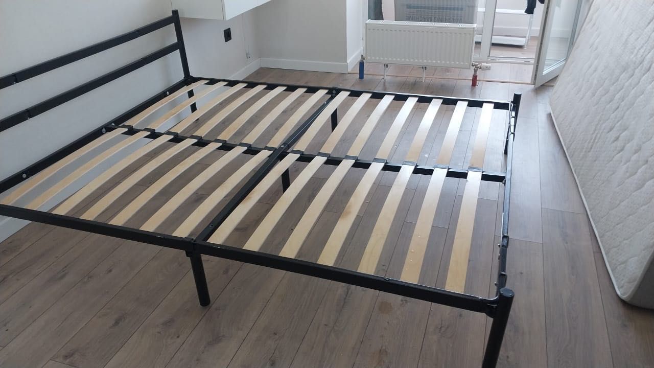 Продам железную кровать 160*200 с матрасом
