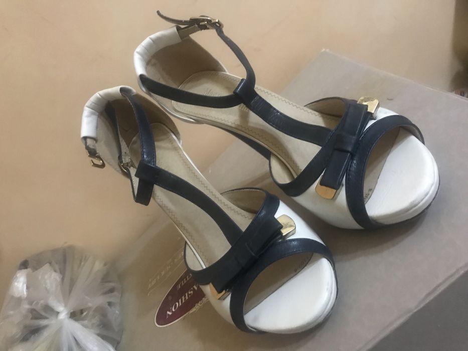 Женские босоножки