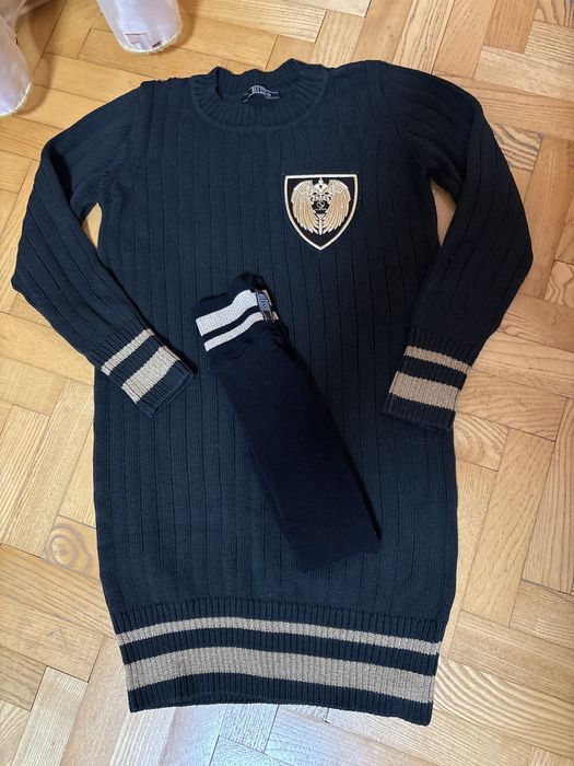 Рокля Алеса и чарапки