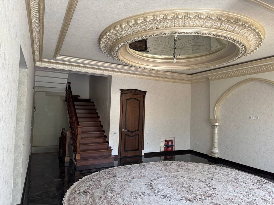 Гилам сарой тойхона оркасида 4 сотув 8 та хонали учаска сотилади