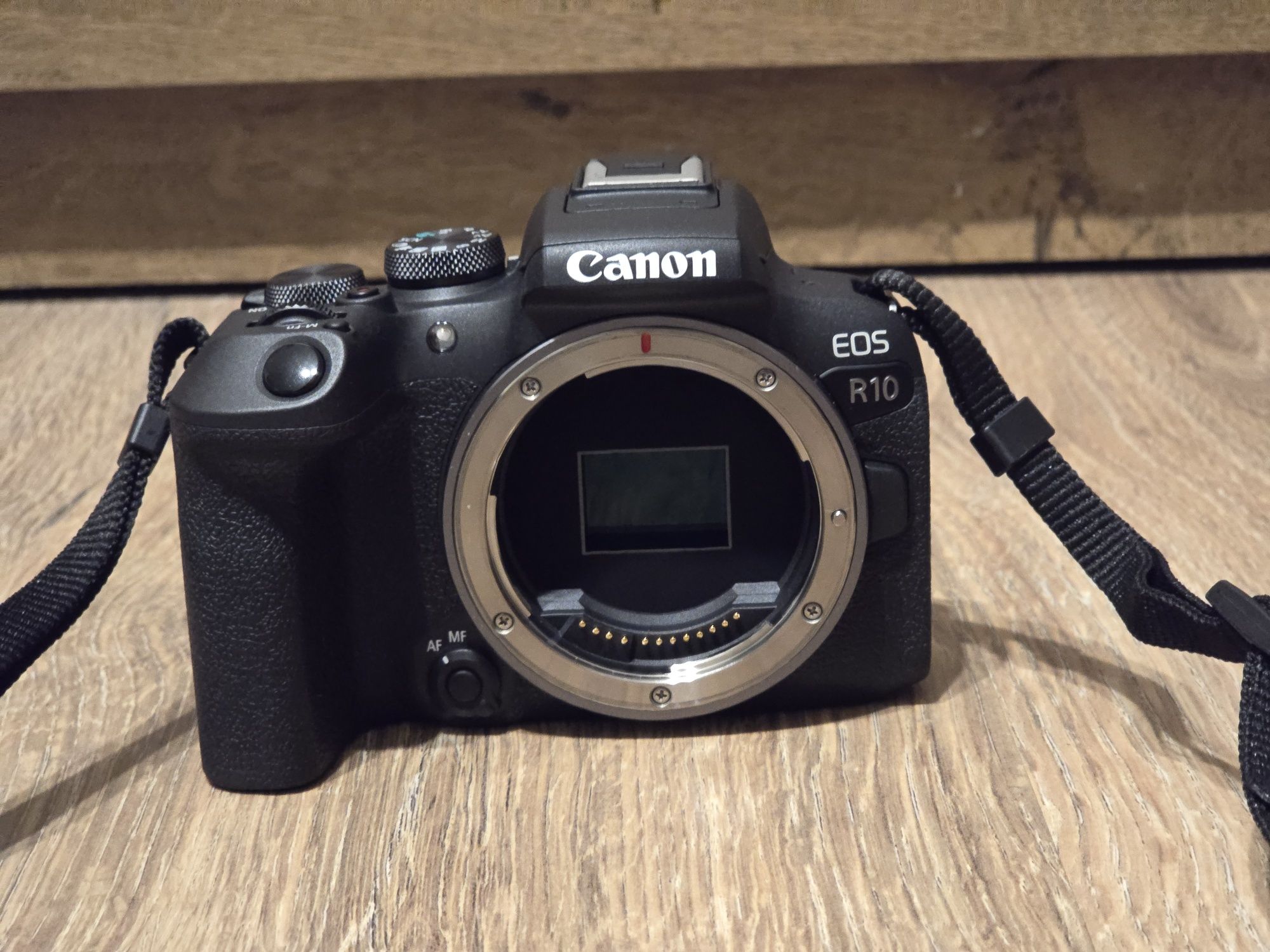 Canon R10 + Obiectiv Canon RF-S 18-45mm + Obiectiv RF 50mm F/1.8 STM