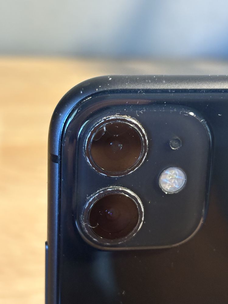 iPhone 11 64GB – добро състояние, напълно работещ, отключен