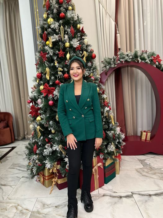 ЁЛКА шикарная высокая !