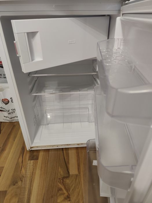 Продавам хладилник Crown