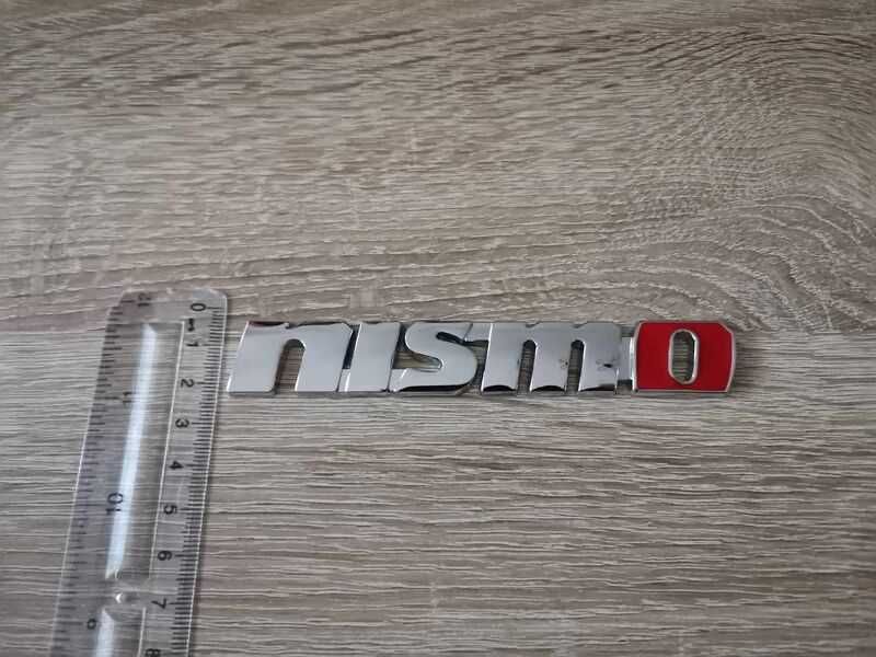 Nissan Nismo Нисмо сребрист с червено надпис стикер