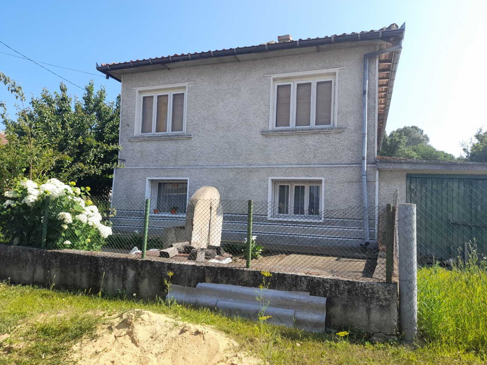 Продава къща с дворно място,тел:0887/668283