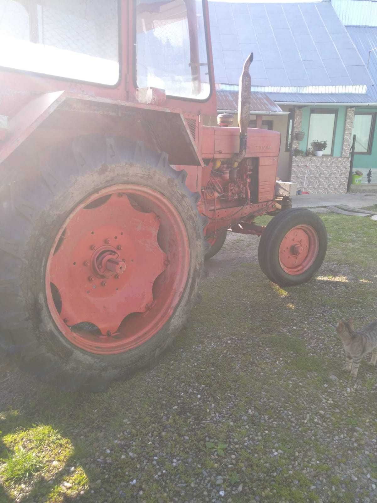 Vand Tractor U650 + masina de semanat porumb