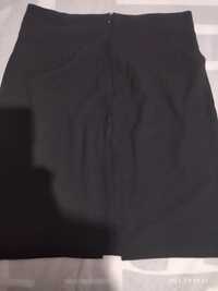 Черная юбка с вырезом спереди