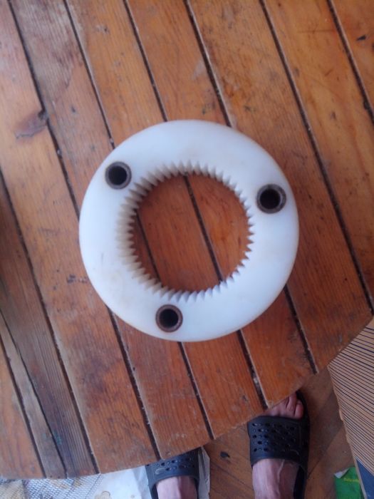 Продавам зъбни колела за валираща асфалтова машина