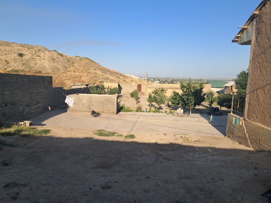 Йер сотилади ! 6 сотих
Газ,сув,свет бор,6 тоналик басени хам бор,куча