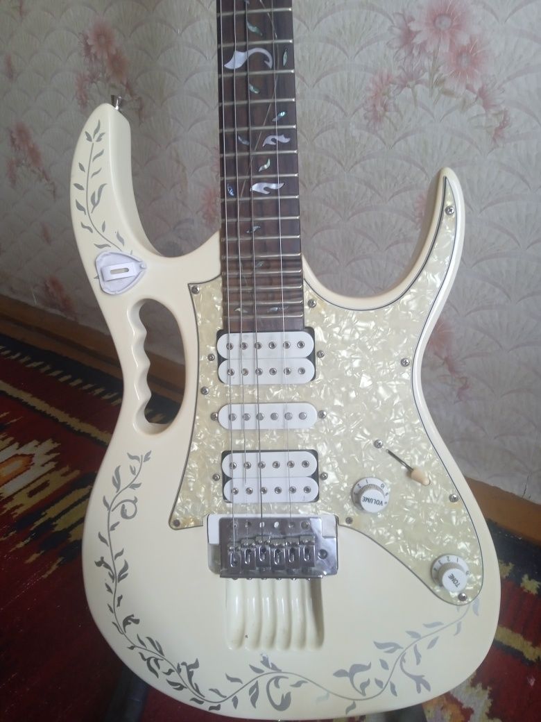 Ibanez gitara srochni sotiladi