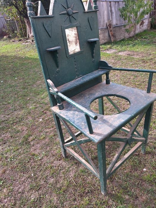 Scaun vechi pentru lighean
