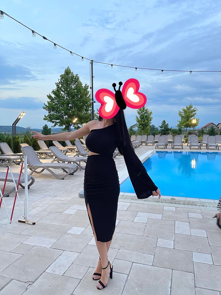Vand rochie eleganta cu decupaje