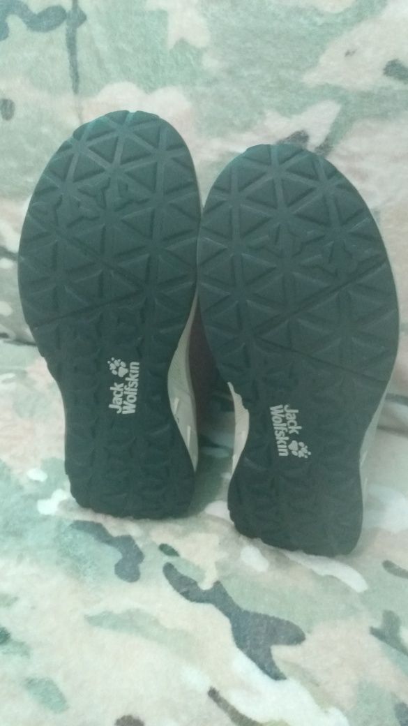 Продавам детски обувки Salomon и Jack Wolfskin