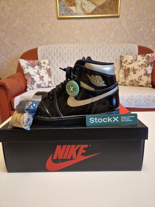 Air Jordan 1 Black Metallic Gold in stare noua, marimea 44