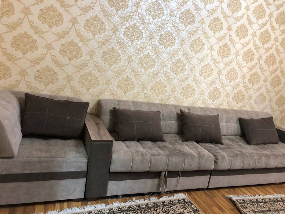 Диван с двумя пуфиками