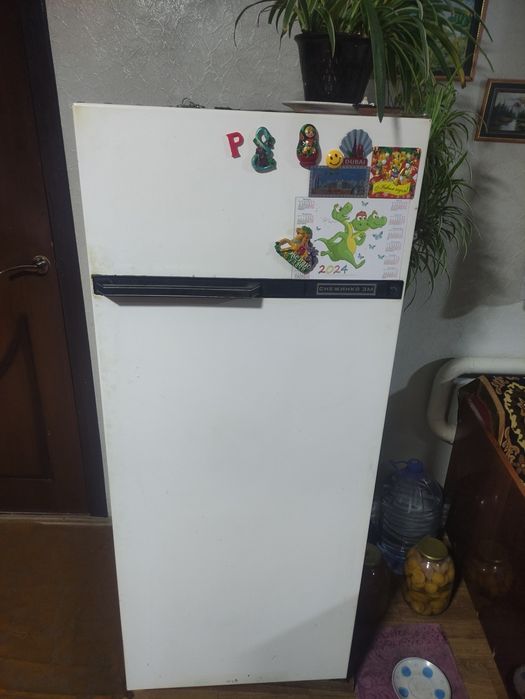 Продаётся два холодильника цена за штуку 800000