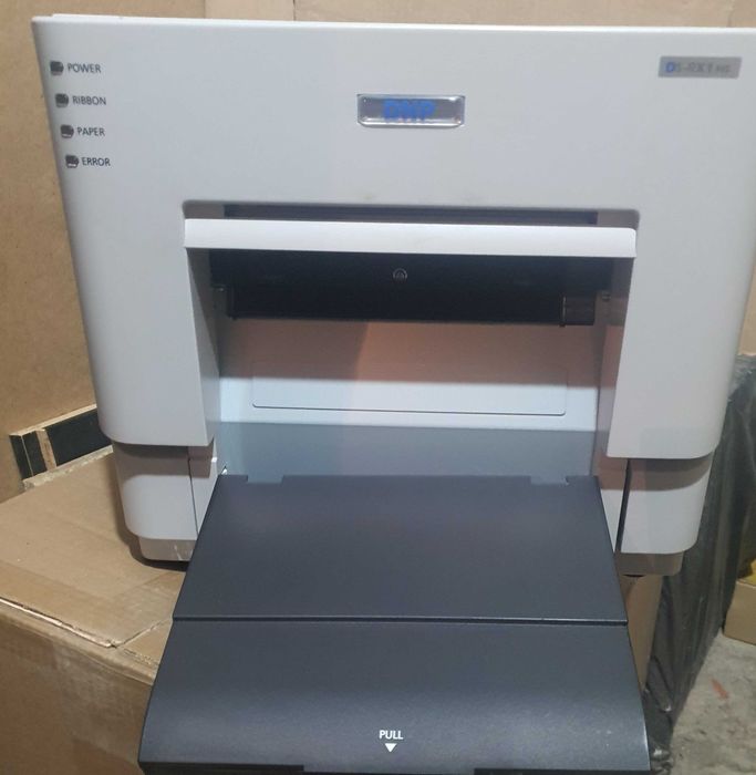 Vând imprimantă profesională DNP DSRX1HS + stickuri 99buc 2GB