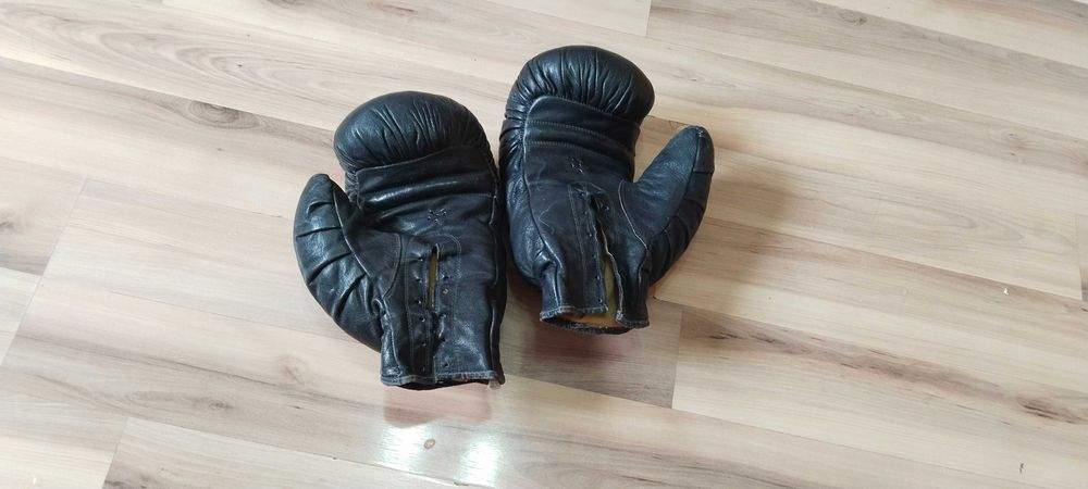 Продам кожаные советские боксёрские перчатки