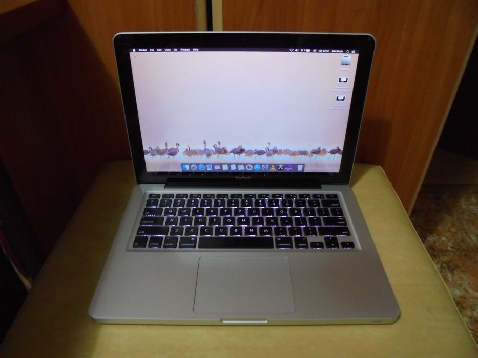 Apple MacBook Air 13-inch,8GB,DD3,2,4-Ghz.Pret-900 Lei  .