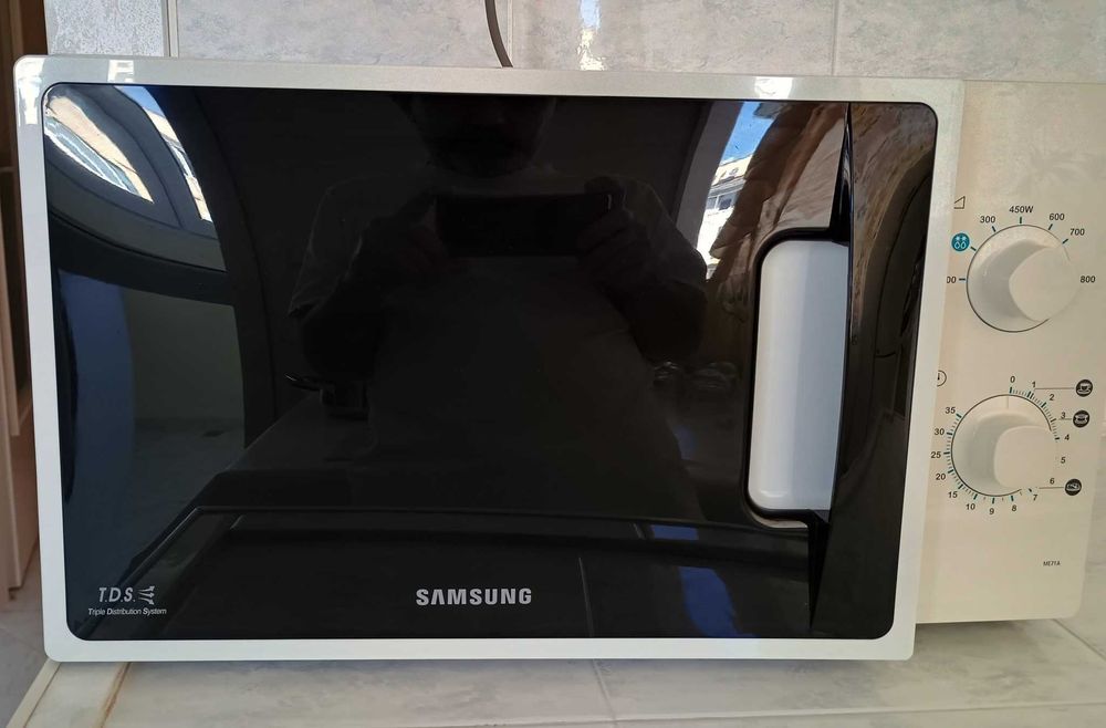 Микровълнова фурна - Samsung ME71A, в много добро състояние.