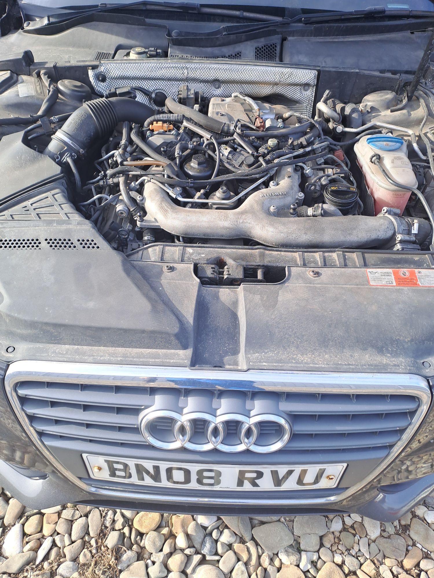 Vând Motor Audi A4 B8 2.7 TDI CGKA ,Motorul este pe mașină!