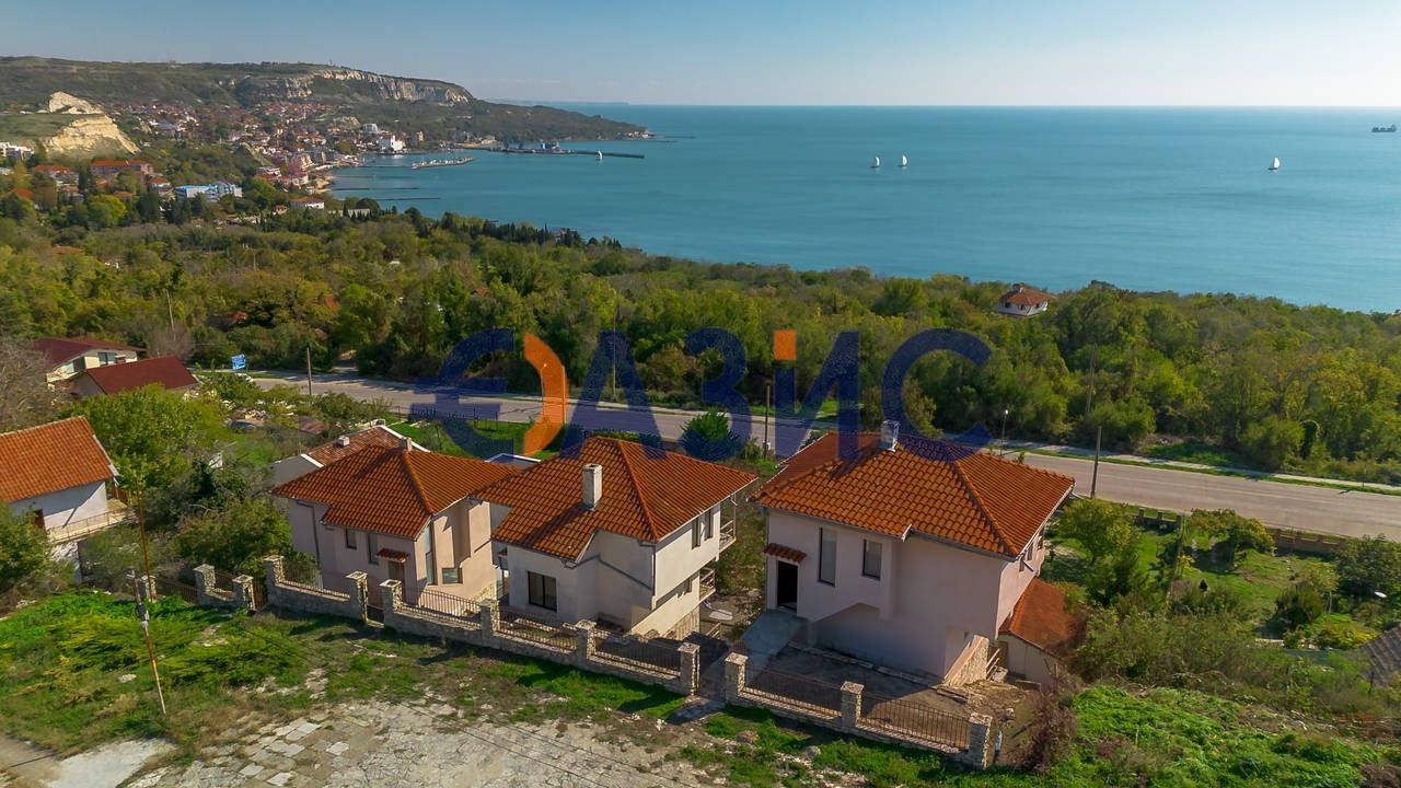 Три триетажни вили с панорамна гледка към морето в Балчик, България,