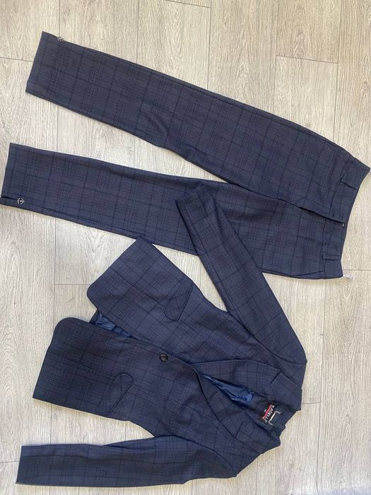 Костюм двойка люкс качество пара выходов 
Размер на фото 
200 тысчя 
9