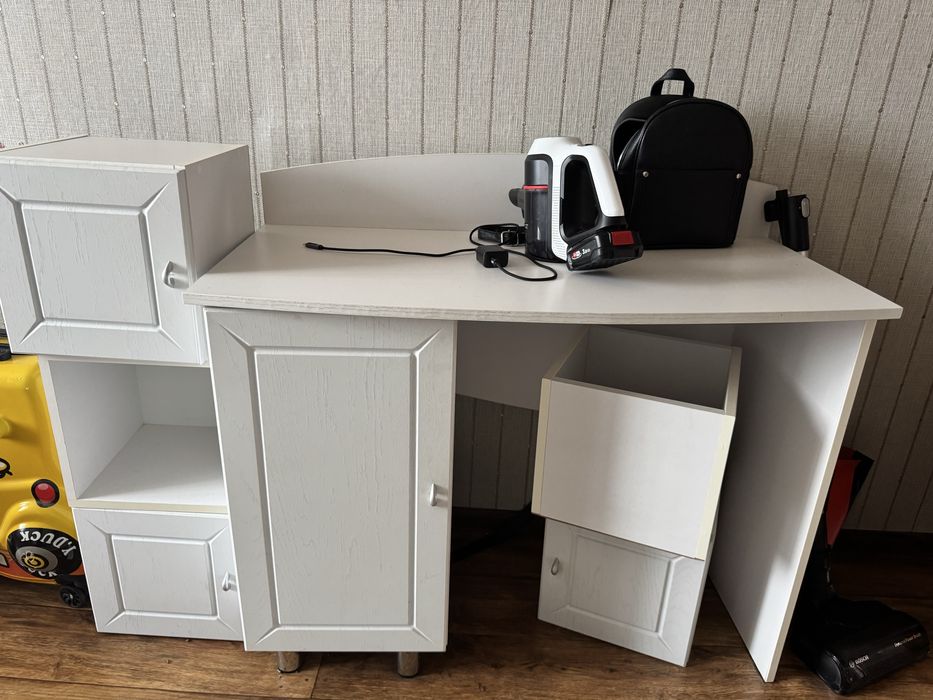 Стол и полочки для офиса или для учебы