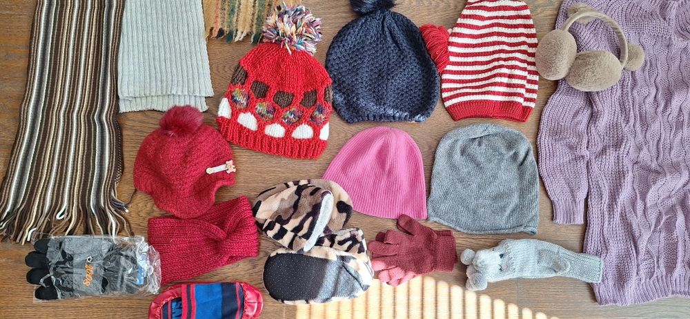 Голям лот зимни дрехи шалове шапки за момиче всичко за 5лв общо