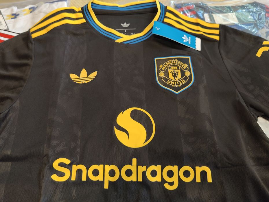 Футболни тениски Manchester United 2025/2026 3rd и retro