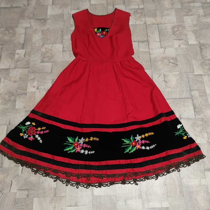 Продавам стар ансамблов сукман