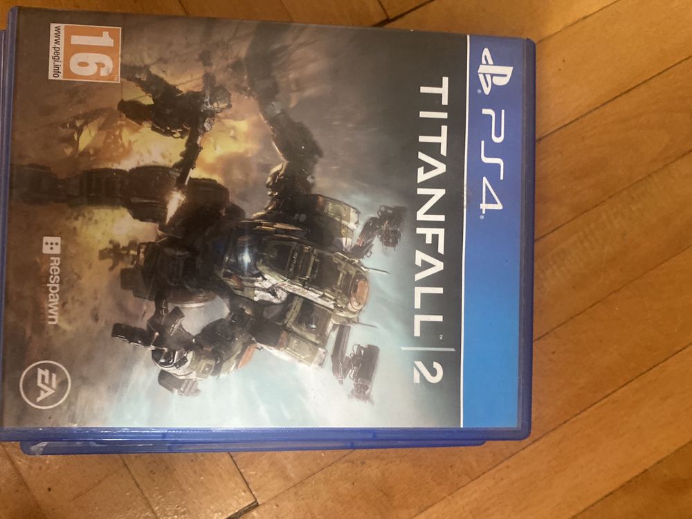 Vând ps4 cu 6 jocuri și 2 controlere