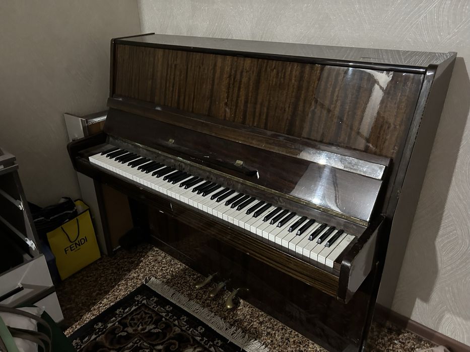 Продаётся пианино.