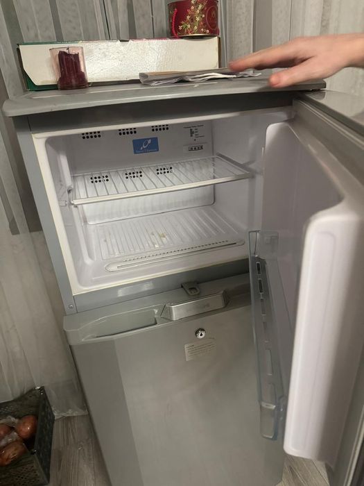 Холодильник б у 30 000 цвет серый  в рабочем состоянии