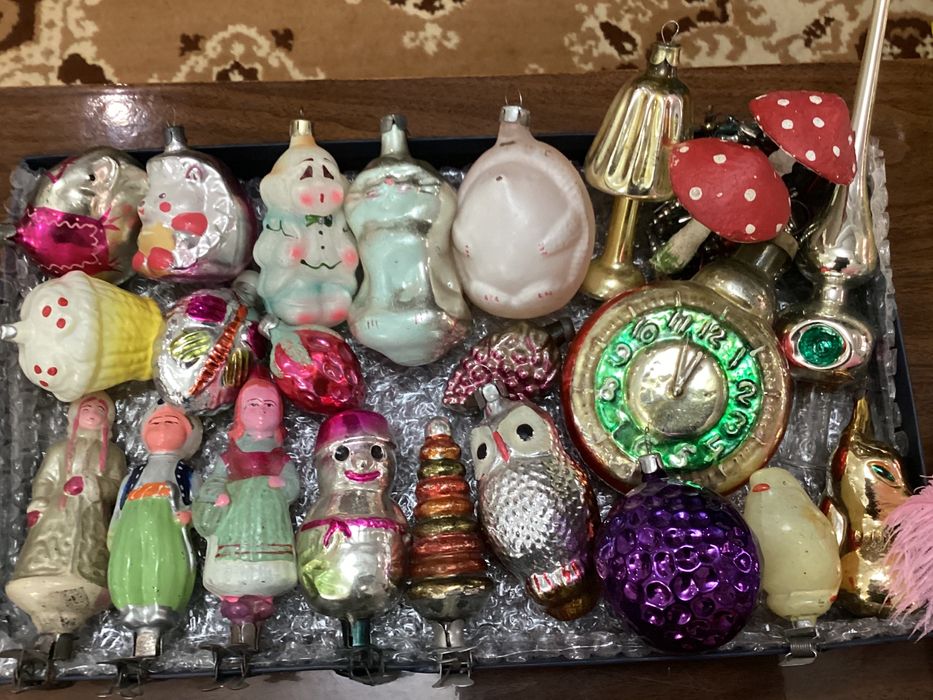 Продаются ёлочные игрушки.