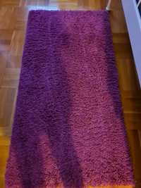 Продавам две килимчета 80 на 150 сантиметра.