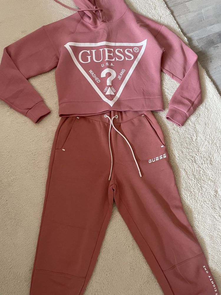 Екип  за есента Guess